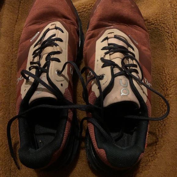 On Cloud Running Shoes - Maroon and Tan - Picture 1 of 4